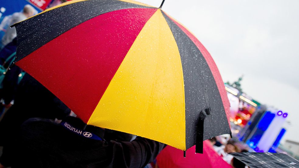 Ein Sommermärchen wie zur WM 2006 wird es wohl nicht - aber ein Trauerspiel im Regen muss es auch nicht werden. Foto: dpa/Daniel Bockwoldt