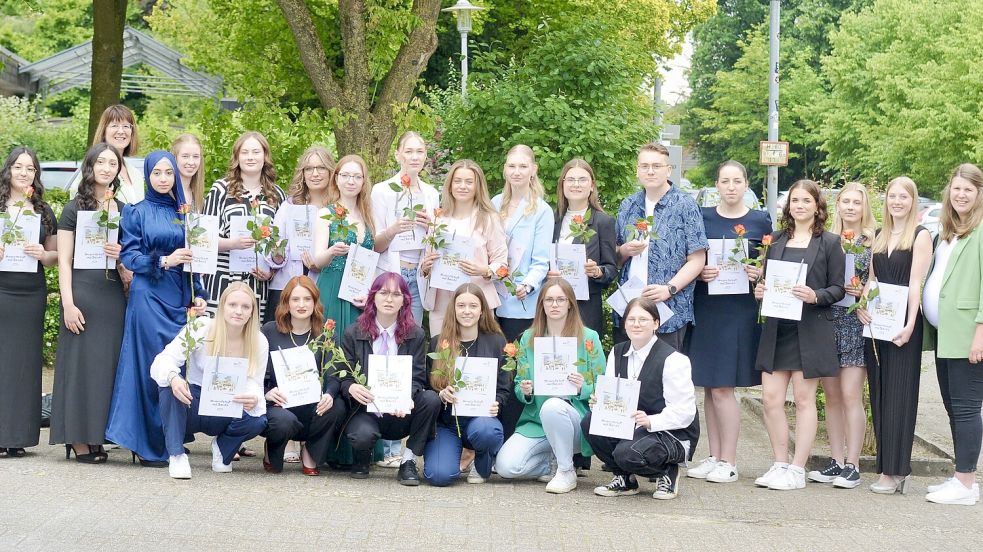 22 Schülerinnen und Schüler erhielten in Papenburg ihre Abschlusszeugnisse. Foto: Dr. Stefanie Nehe/BBS Papenburg