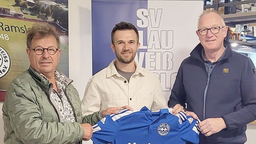 Vorstandsmitglied Hans Oltmanns (links) und Fußball-Obmann Theodor Kramer (rechts) freuen sich über Neuzugang Konstantin Engel. Foto: Verein
