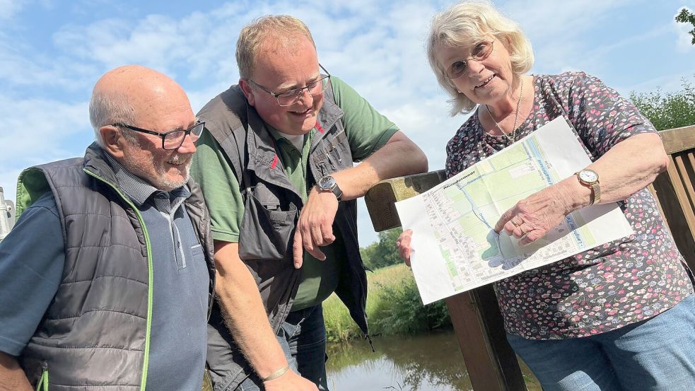 Erhard Meiners, Thilo Maecker und Margarete Niemann gehören zur Kerngruppe, die Verbesserungen an der Oll Wiek plant. Foto: Janßen