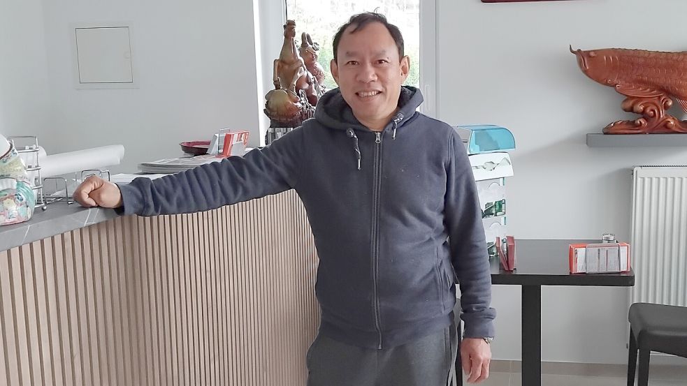 An der neuen Adresse von Asia Wok gibt es wenig Sitzplätze. Das Angebot an Speisen und Getränke bleibt unverändert, sagt Inhaber Hongson Vu. Fotos: Scherzer