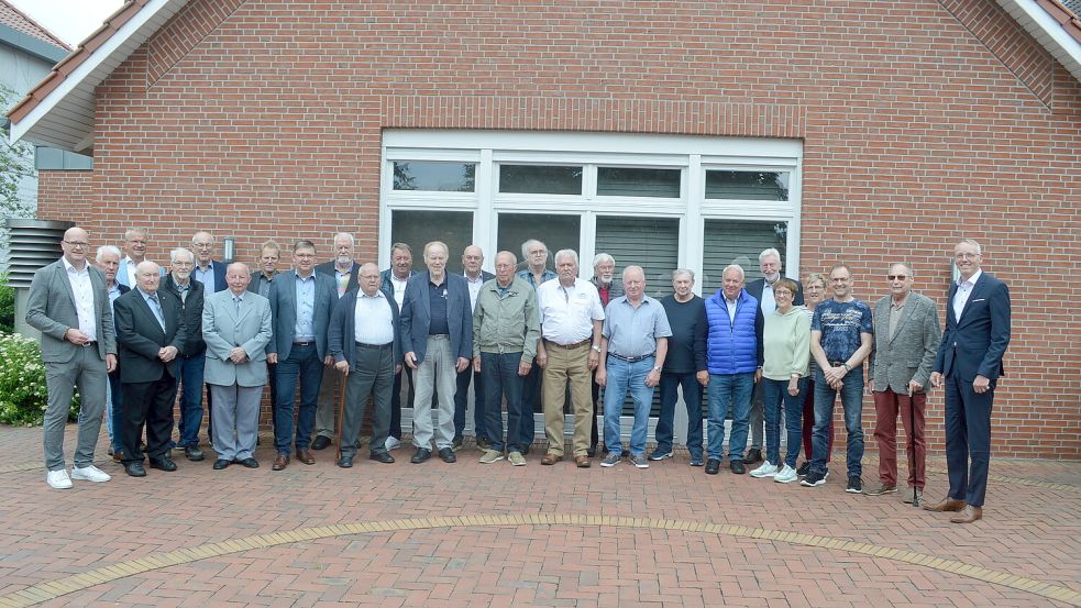 24 Frauen und Männer wurden für ihre Treue zur Volksbank eG Westrhauderfehn geehrt. Fotos: Weers