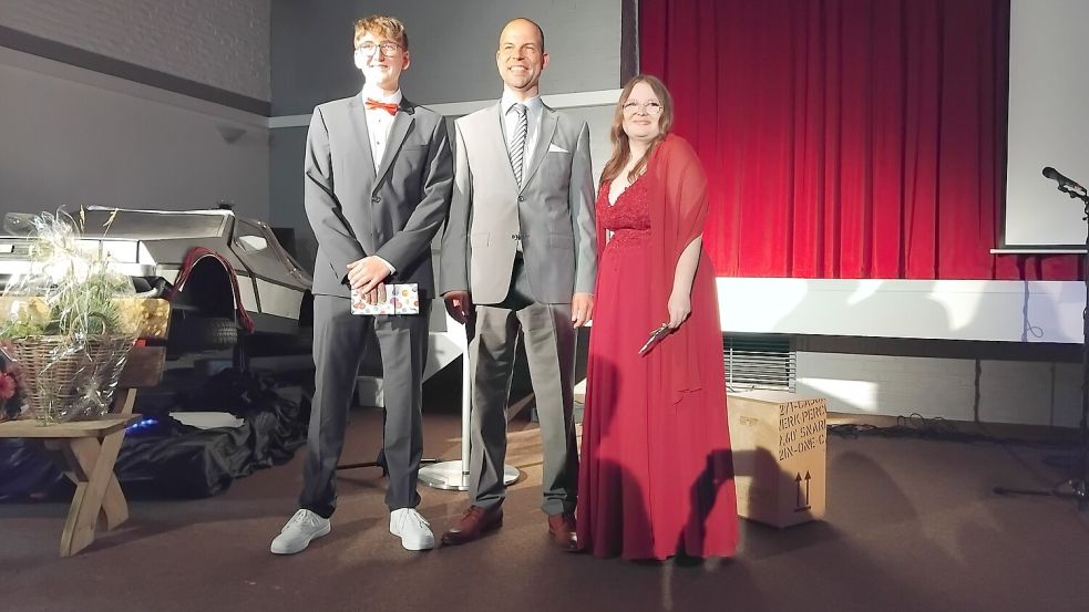 Schulleiter Holger Klempin mit den Jahrgangsbesten Noah Elias Kaput (links) und Victoria Kromm.