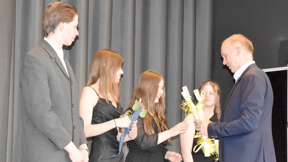 Schulleiter Ludger Mählmann (rechts) ehrte die Klassenbesten: (von links) Jesse Rebel (R10a), Fenna Seemann (R10b), Alexandra Kriwega (H9) und Dana Thomßen (H10). Fotos: Zein
