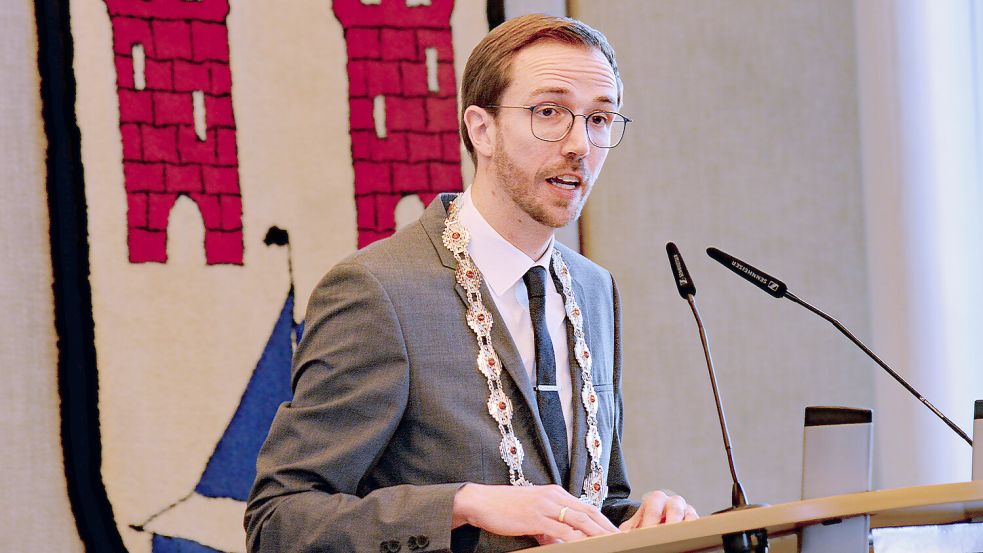 Hendrik Schulz, Bürgermeister von Moormerland (SPD, hier beim Neujahrsempfang im Januar) will die Rechtmäßigkeit der Kreisumlage prüfen lassen. Foto: Lüppen