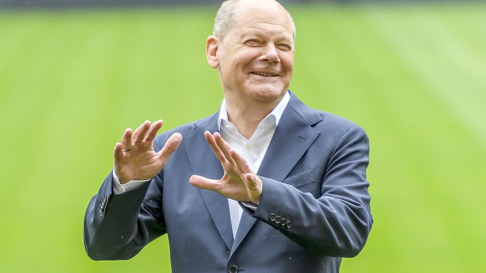 Ein ähnlicher Typ wie Gündogan? Kanzler Olaf Scholz und der Kapitän der Nationalelf haben etwas gemeinsam. Foto: IMAGO/nordphoto GmbH / Straubmeier