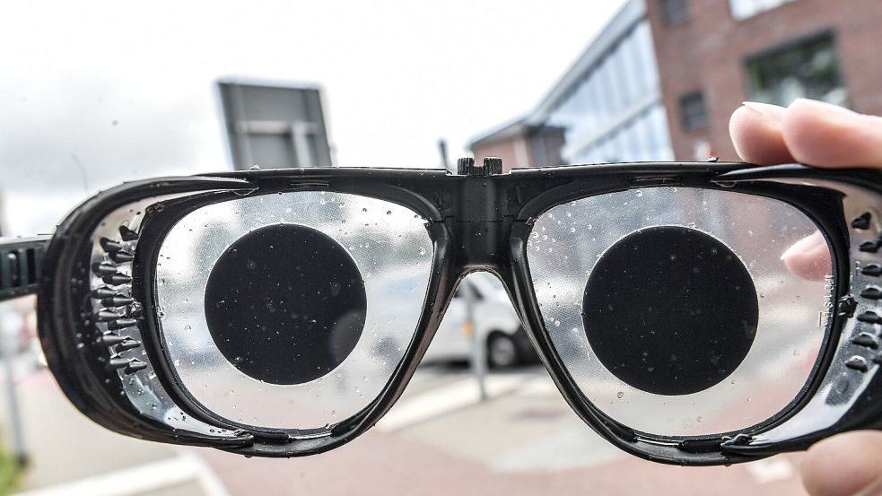 Durch diese Simulationsbrille kann man nicht mehr viel sehen.