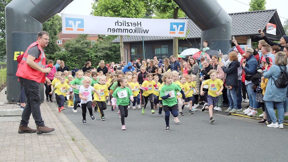 Beim Start der Kinder hatten sich viele Zuschauer zum Anfeuern eingefunden. Fotos: CPassmann