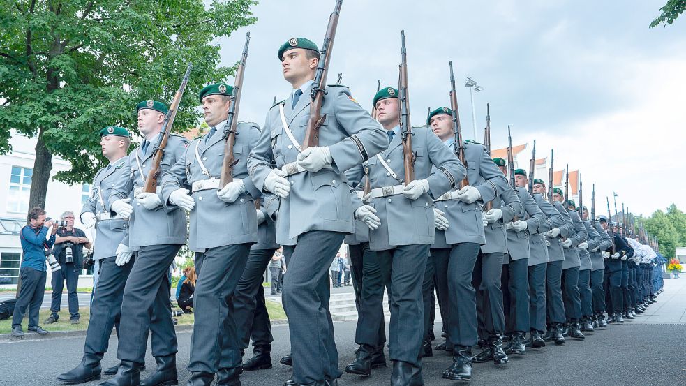 Rekruten-Gelöbnis in Berlin. Mit Fragebögen an alle jungen Männer will Verteidigungsminister Boris Pistorius die Personalnot der Truppe lindern. Foto: IMAGO IMAGES / Bernd Elmenthaler