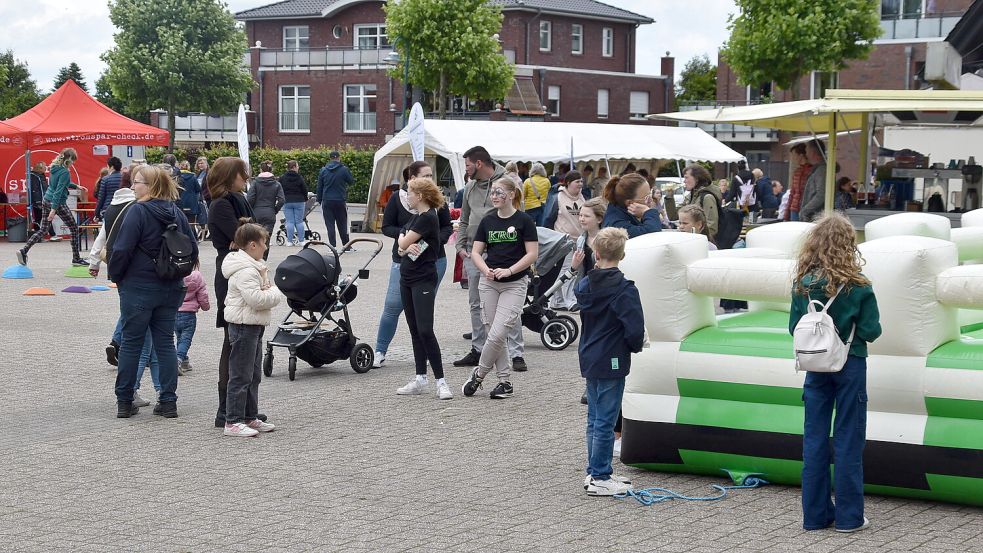 Gut besucht ist der Marktplatz. Dort findet noch bis 17 Uhr das Kinder- und Familienfest statt. Fotos: Ammermann