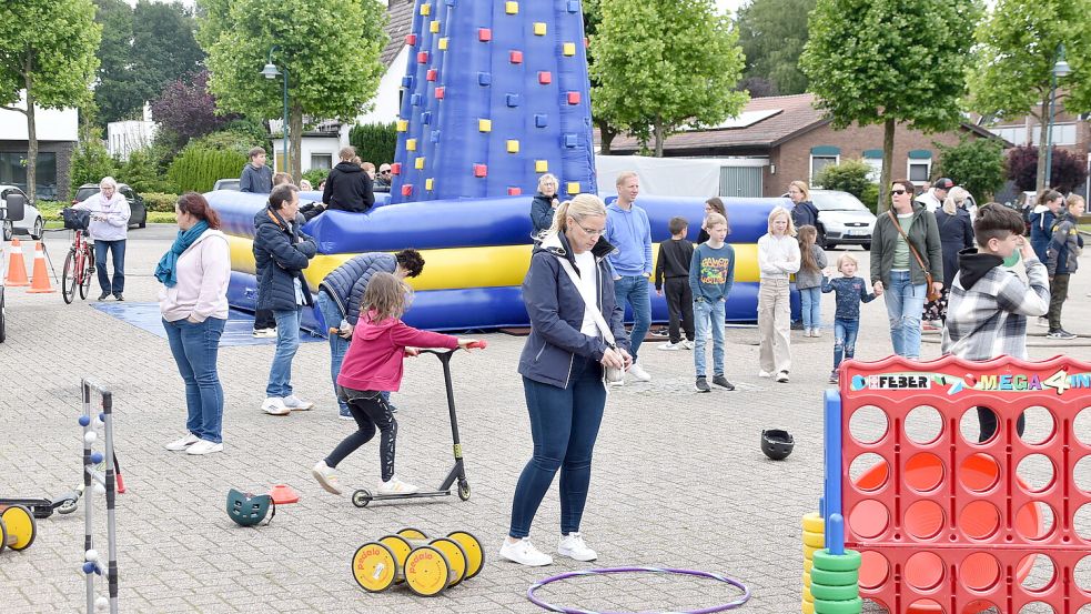 Viele verschiedene Stationen waren auf dem Marktplatz aufgebaut worden.
