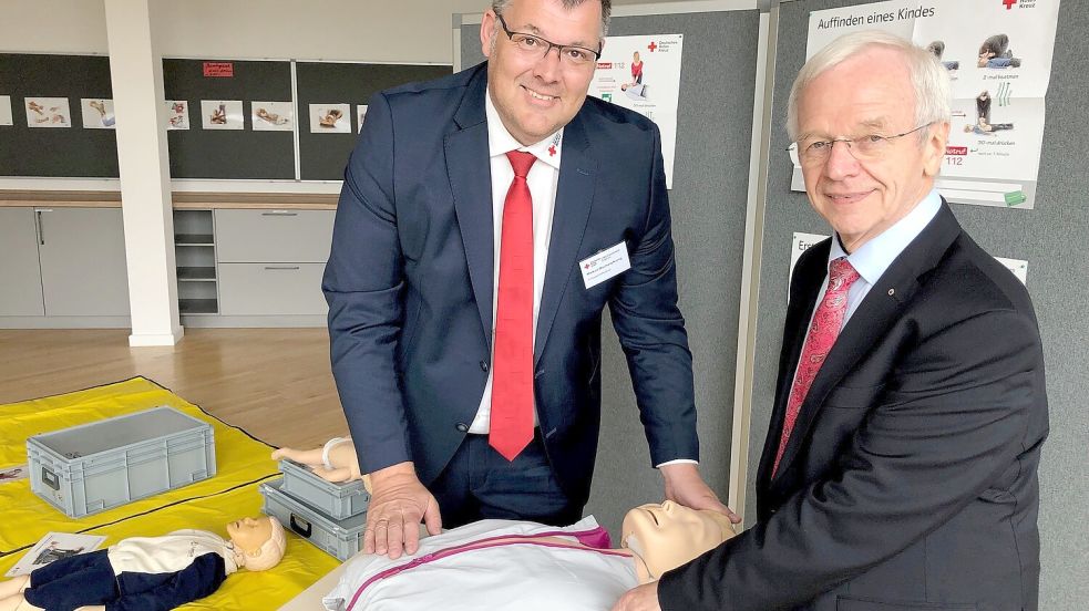 Der DRK-Kreisgeschäftsführer Markus Wucherpfennig (links) und Kreisvorsitzender Bernhard Bramlage in den neuen Räumen des DRK. Foto: Nording