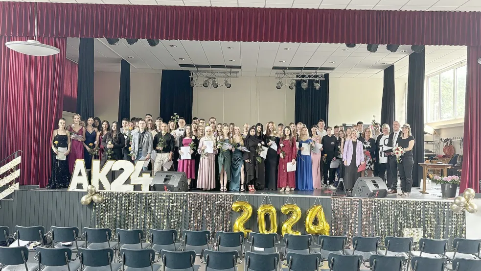 Die Abschlussklassen 2024 der Erich-Kästner-Schule in Westrhauderfehn, hier mit ihren Klassenlehrerinnen und Klassenlehrern (rechts), erhielten ihre Zeugnisse und eine Rose als Geschenk. Fotos: Kruse