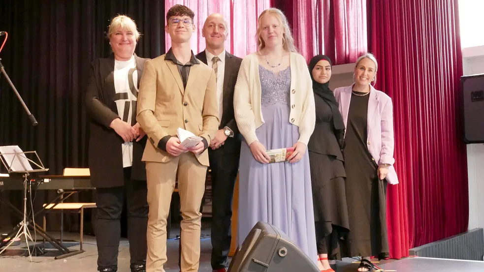 Die Klassenbesten des 9. Jahrgangs wurden geehrt (von links): Klassenlehrerin Kerstin Schmidt (9a), Dominik Kaste (9a), Klassenlehrer Bernd Ubbens (9b), Frauke Amsel (9b). Mariam Harb (9c) und Klassenlehrerin Jana Tellner ( 9c).
