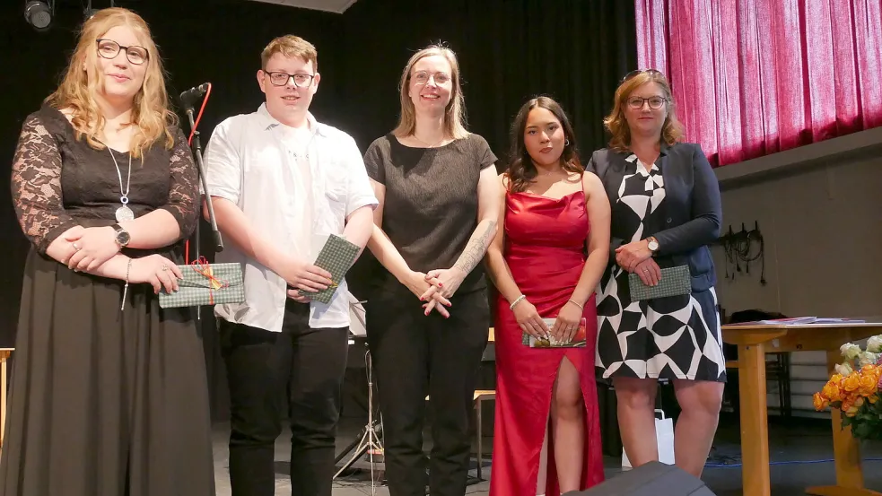 Die Klassenbesten des 10. Jahrgangs und Erweiterter Sekundarabschluss 1 (von links) Vanessa Peters (10 a), Timo Allerkamp (10a), Klassenlehrerin Jacqueline Florian (10a), Andrea Gomez (10b) und Klassenlehrerin Jeanette Hajen (10b). Es fehlt der Schüler Fynn-Lasse Kuchel