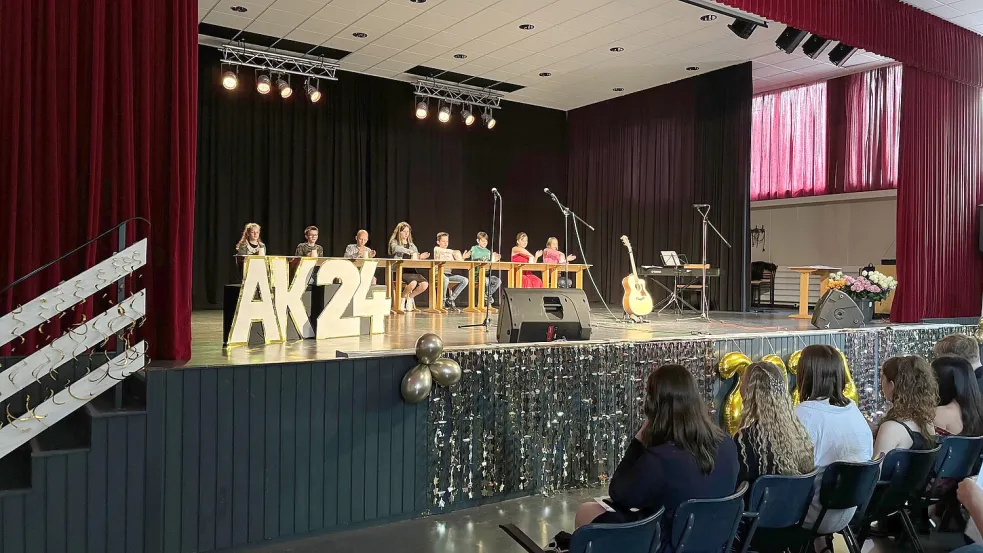 Die „Knierpsies“ aus dem 5. Jahrgang der Erich-Kästner-Schule gestalteten mit dem „Cup-Song“ das Rahmenprogramm der Abschlussfeier.