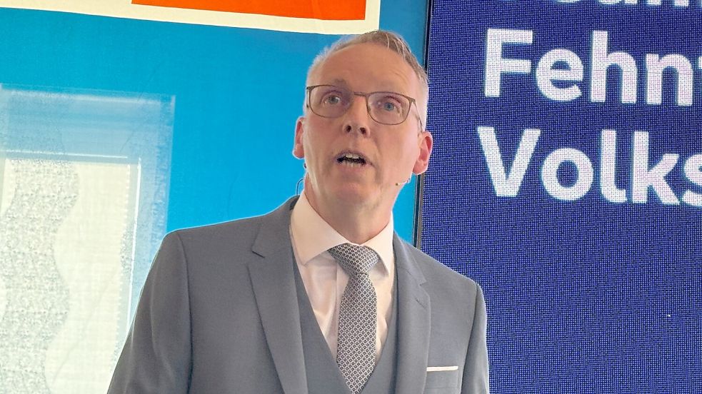 Volksbank-Vorstandsvorsitzender Uwe Brechtezende stellte auf der Vertreterversammlung gemeinsam mit seinem Vorstandskollegen Kai Stöter die zahlen für das Jahr 2023 vor. Fotos: Zein