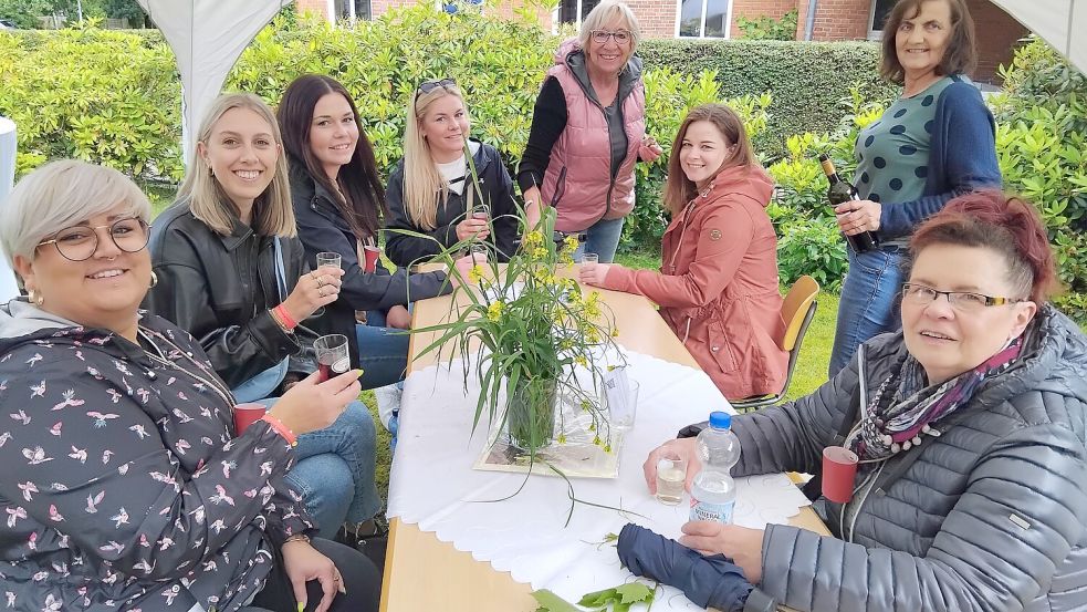 Auf der zweiten Etappe der Weinwanderung wurden alle Gäste von Mitgliedern des Ortsvereins Ostrhauderfehn versorgt.
