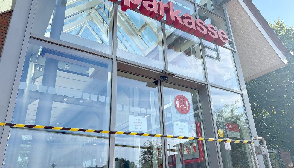 Der Hintereingang der Sparkasse in Ostrhauderfehn kann seit einiger Zeit nicht genutzt werden. Die Tür ist defekt. Fotos: Zein