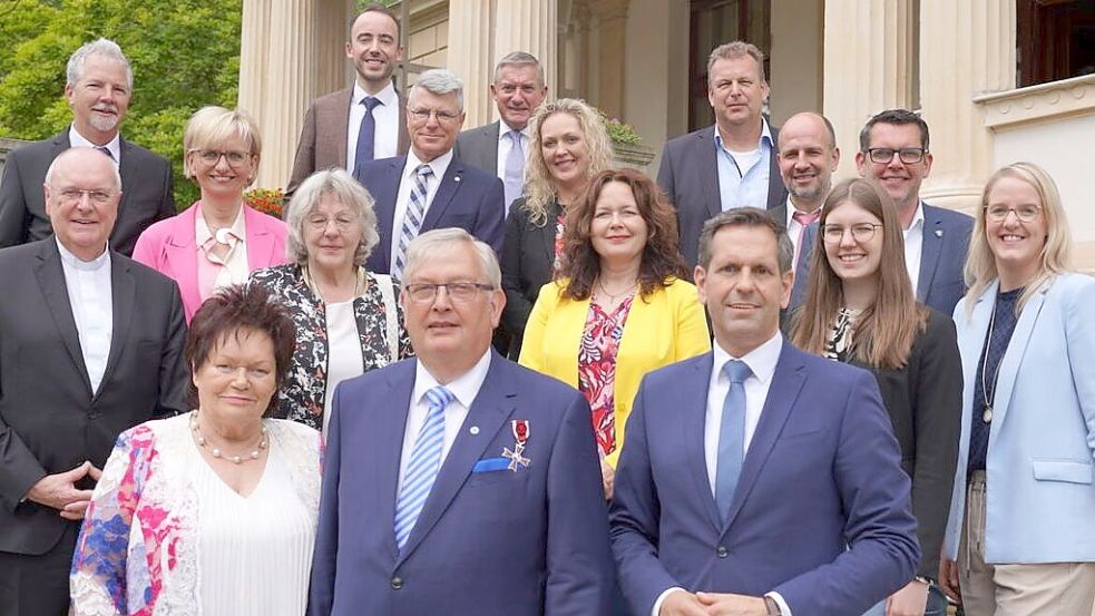 Für Engagement im Handwerk geehrt: Karl-Heinz Bley (vorne, Mitte) kam mit seiner Familie zur Feierstunde mit Minister Olaf Lies (vorne, rechts). Foto: MW/Mensing