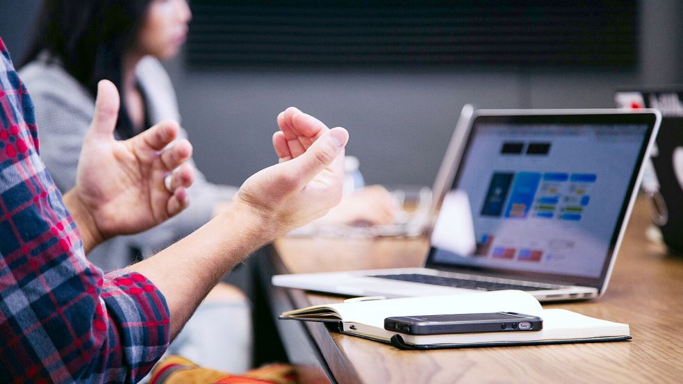 Zum Büroalltag zählen Meetings mit dem Chef und Kollegen dazu, doch wann werden sie zu Produktivitätsbremsen? Foto: Headway/Unsplash