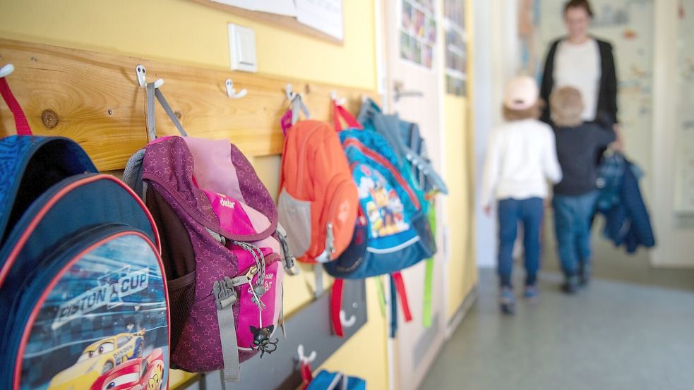 Die Betreuung der Kinder kostet die Städte und Gemeinden jährlich viel Geld. Um die Finanzierung gab es viele Debatten im Landkreis Leer. Foto: Monika Skolimowska/dpa