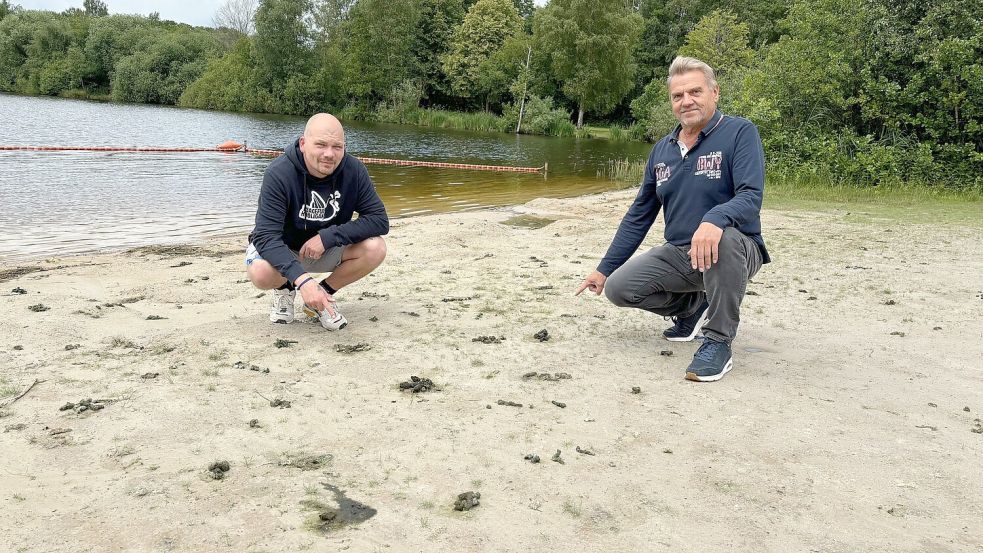 Kiosk-Betreiber Stephan Bruchhardt (links) und Pächter Ludger Meerjans zeigen am Badestrand des Hollener Sees auf Gänsekot. Foto: Kruse