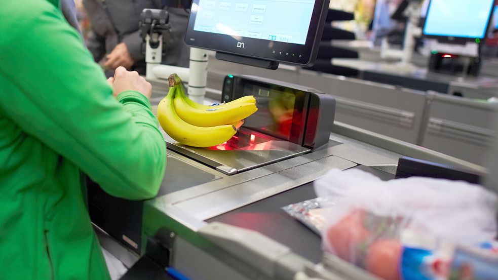 Beim Abwiegen von Obst und Gemüse an der Supermarkt-Kasse können kleine Fehler dazu führen, dass der Kunde draufzahlen muss. Foto: IMAGO/Action Pictures
