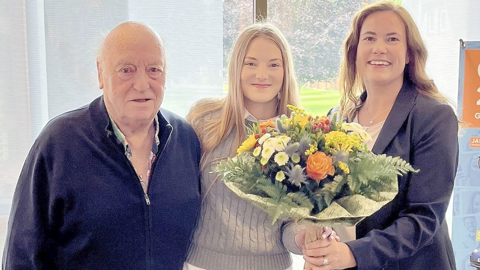 Großvater Karlheinz Haase (links) hat seiner Enkelin Inken Haase (Mitte) eine große Freude bereitet. Raiba-Vertriebsleiterin Marina Mauer freut sich mit. Foto: Raiffeisenbank Flachsmeer