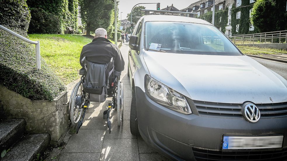 Legal ist das Parken auf dem Gehweg meist nicht, doch lange wurde es geduldet. Foto: IMAGO/Funke Foto Services