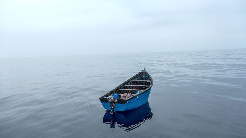 Ein leeres Holzboot im Atlantik zwischen Europa und Afrika bedeutet meist, dass erneut Geflüchtete ertrunken sind. Foto: IMAGO / Tim Röhn