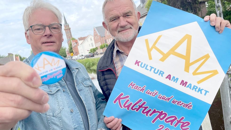 Helwig Weber (links) und Theodor Voß werben für eine Kulturpatenschaft. Wer mitmacht, bekommt einen entsprechenden Button. Foto: Janßen