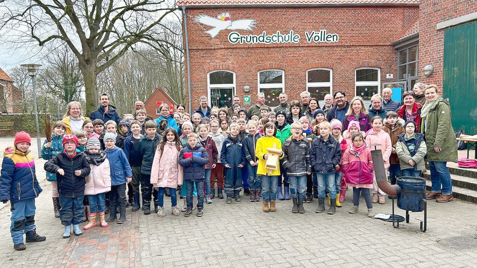 Zum Gruppenbild stellten sich die Grundschüler mit Lehrern und Vertretern des Hegerings Ihrhove auf. Foto: Hegering Ihrhove
