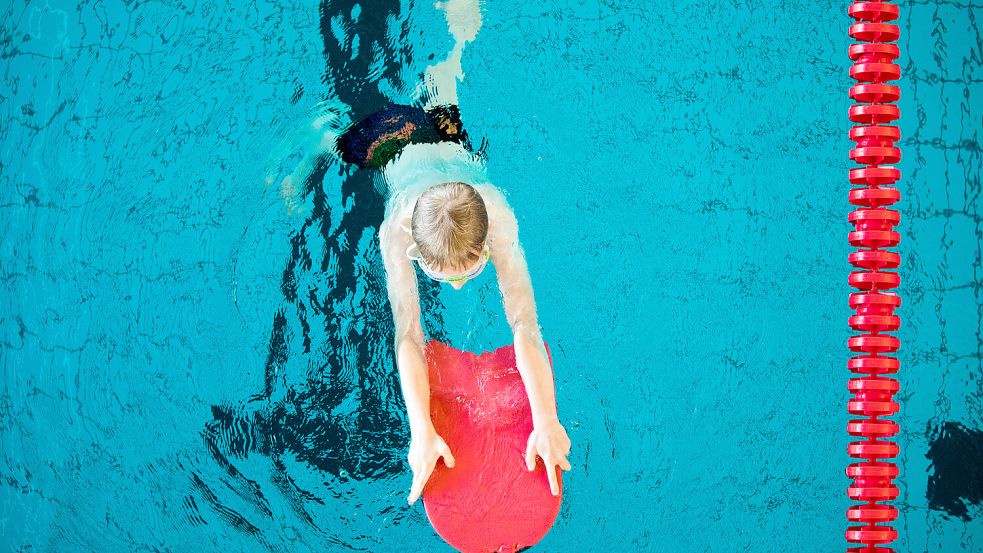 Schwimmunterricht wird es im Schwimmbad Hesel erst einmal nicht geben. Symbolfoto: Vennenbernd/dpa