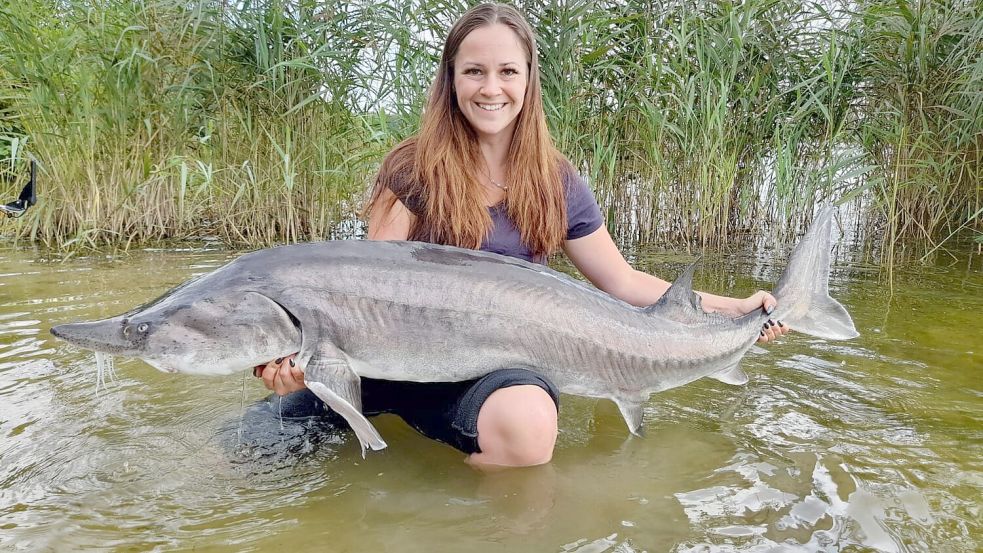 Laura Pfeufer angelt seit 2020 und hat auf Instagram über 10.000 Follower. Sie ist eine von wenigen Frauen in einer männderdominierten Szene. Foto: Laura Pfeufer