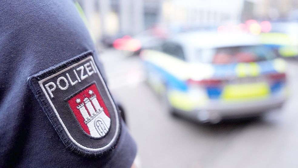 Ein Polizist steht vor einem Einsatzfahrzeug der Polizei. Foto: Marcus Brandt/dpa