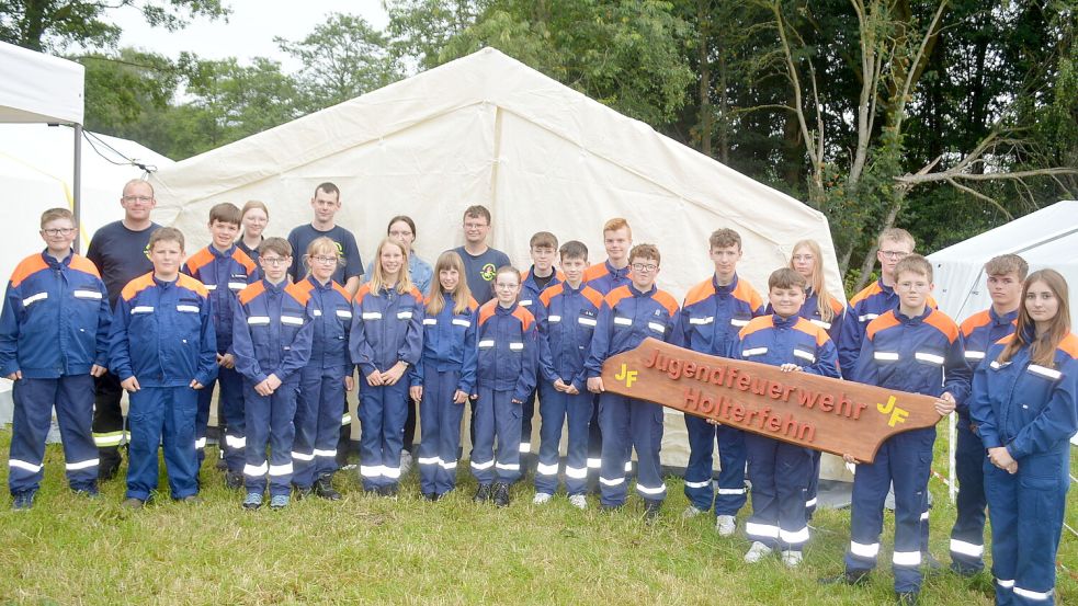 Die Jugendfeuerwehr Holterfehn stellte sich vor dem neuen Zelt auf, das von der Firma Wreesmann gesponsert worden war. Foto: Weers