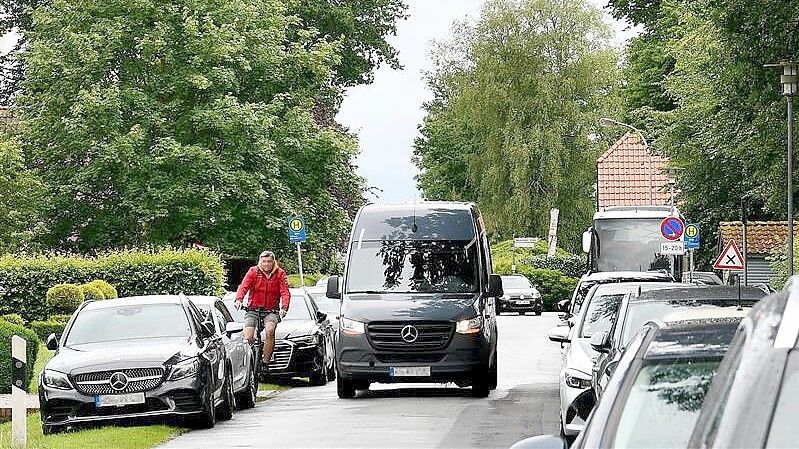 Dieser Fahrradfahrer musste dem Fahrzeug eines Paketboten ausweichen, das mitten auf der Nordender Straße in Firrel stand. Foto: Stromann