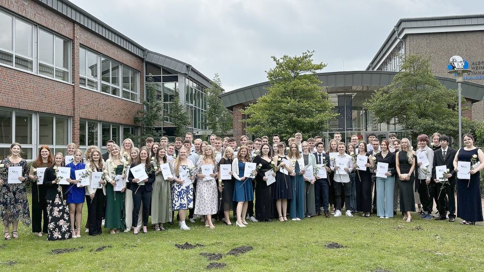 Insgesamt 66 junge Menschen bekamen in Rhauderfehn ihr Abiturzeugnis. Foto: Janßen