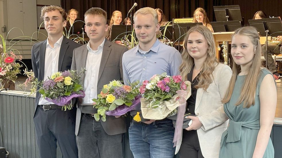 Joost Ridder (links) und Theeske Berghaus (rechts) verabschiedeten Leo Lüken, Niko Bruns und Alina Nossenko aus dem Schülersprecherrat. Foto: Janßen