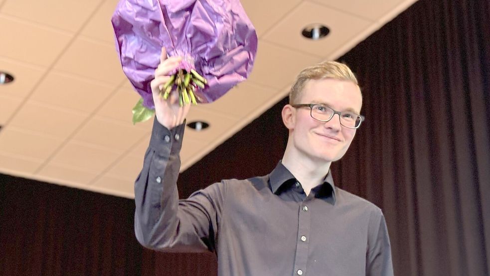 Mit der Abiturnote 1,1 ist Marius Junker Jahrgangsbester unter den Jungs und wurde geehrt. Foto: Janßen