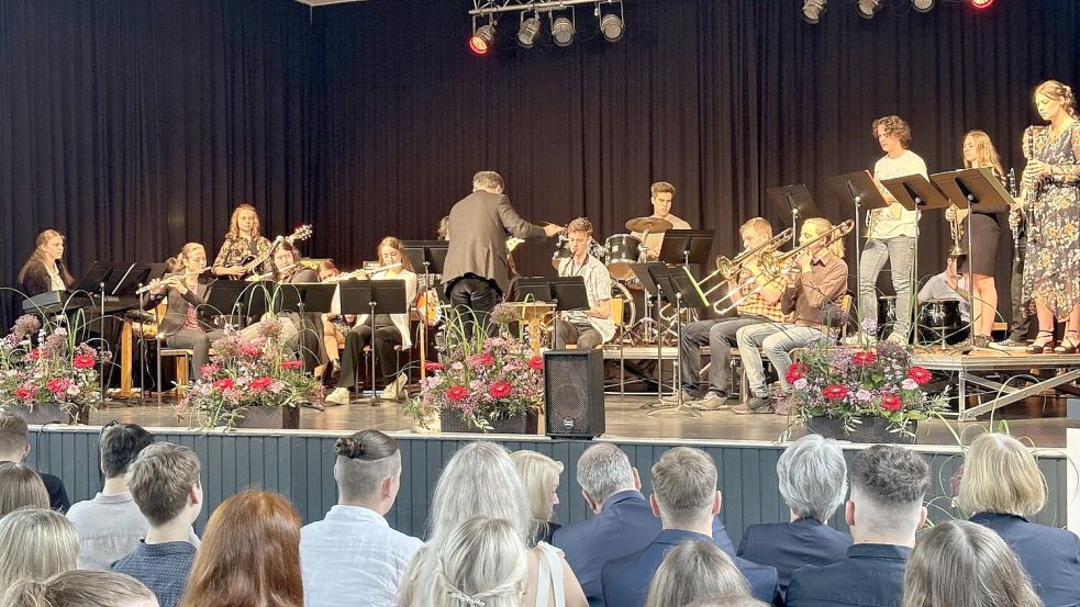 Die Bigband des Gymnasiums spielte unter der Leitung von Björn Andresen. Foto: Janßen