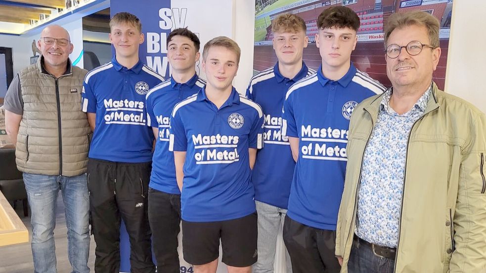 Der SV Blau-Weiß Ramsloh will einige A-Jugendliche in den Kader der ersten Herren einbauen. Das Foto zeigt (von links) Sportvorstand Ralf Kösters, Constantino Poleuca, Adriano Poleuca, Felix Kösters, Finn Sassen, Lutz Poppeck und Sportvorstand Hans Oltmanns. Foto: Verein