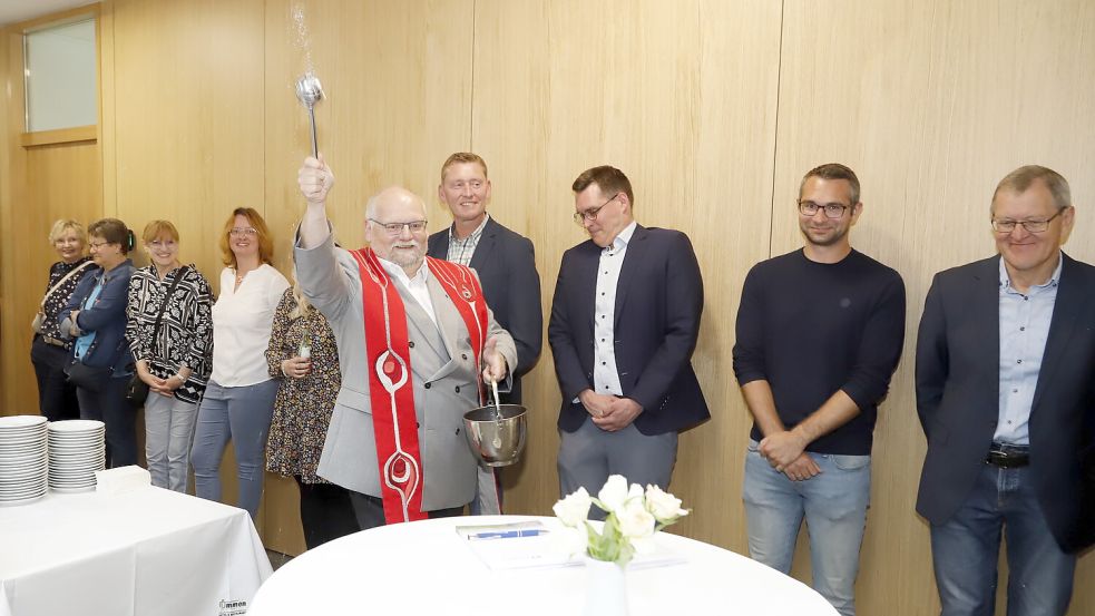 Den kirchlichen Segen gab es durch Pfarrer Christian Wölke von der Pfarrgemeinde St. Ansgar Barßel. Foto: Passmann