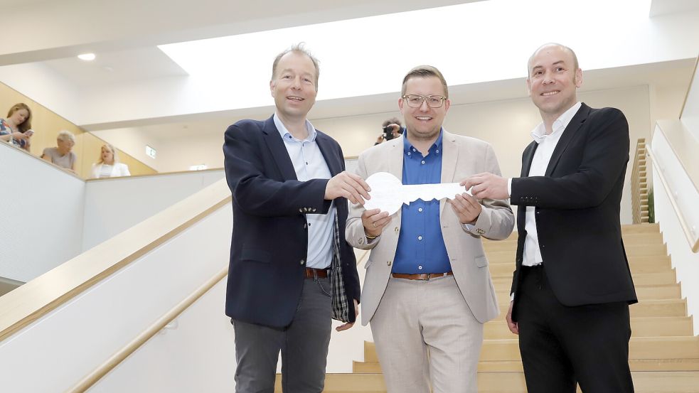 Symbolische Schlüsselübergabe für das neue Rathaus Barßel (von links.): Dipl.-Ing. Christian Bär, Bürgermeister Nils Anhuth und Architekt Mathias Schneider. Foto: Passmann