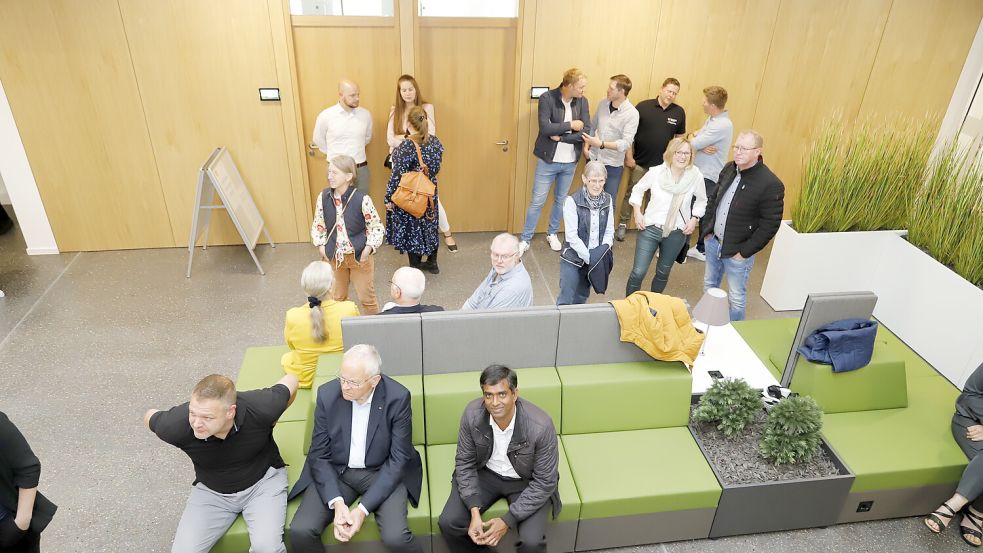 Beim Tag der offenen Tür schauten sich die Besucher im Rathaus um. Einige nahmen auch im Foyer Platz. Bild: Passmann