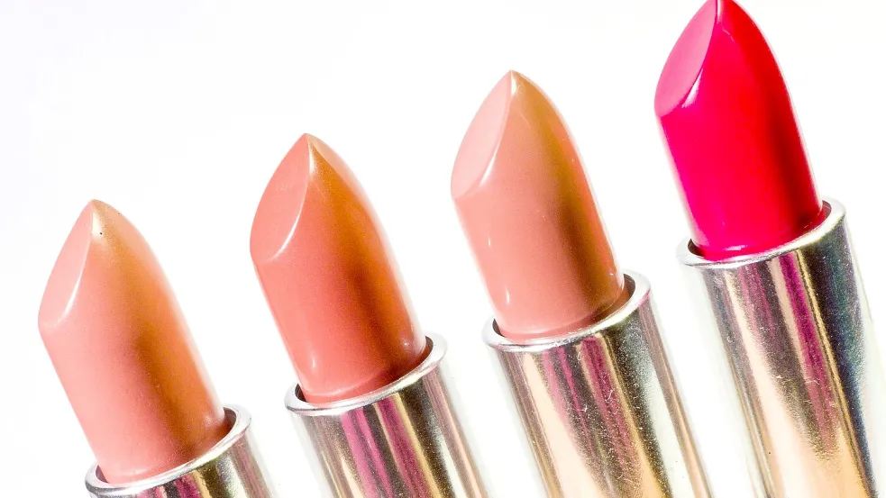 Die korrekte Entsorgung von Lippenstiften erfordert Arbeit: Die Reste der Kosmetika gehören in den Restmüll, die anderen Stoffe können demontiert und in den gelben Sack gesteckt werden. Foto: Pixabay