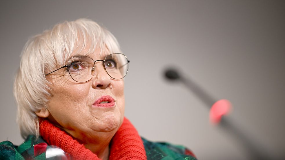 Kulturstaatsministerin Claudia Roth (Grüne) soll die Auflösung der Limbach-Kommission dem ehrenamtlich tätigen Gremium bei einem Treffen im Kanzleramt mitgeteilt haben. Foto: dpa/Sebastian Gollnow
