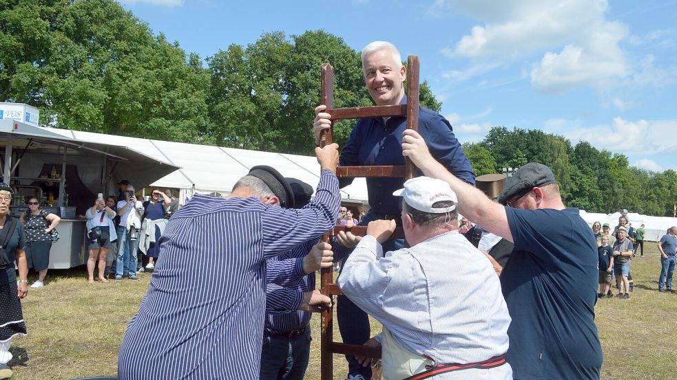 Landrat Matthias Groote musste eine Holzleiter erklimmen. Foto: Weers