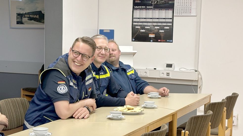 Gute Stimmung bei Ortsgruppenleiter Stefan Sandstede (links) vom THW: Die Leeraner Helfer sollen in der Haushaltplanung des Bundes berücksichtigt werden. Foto: Heinig